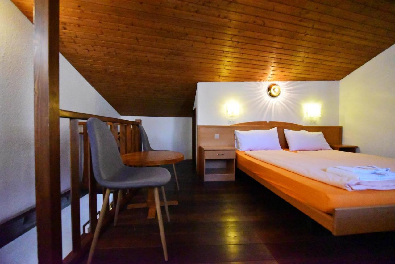 Hotel Pensione Serena Purasca Exterior photo